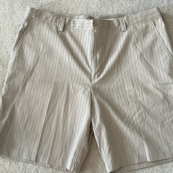 Men’s Izod Golf shorts. Like new condition. - Picture 1 of 6
